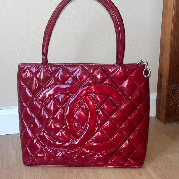 CHANEL Medallion Tote custom dyed with card, medallion pull, sticker in tact - Picture 3 of 17